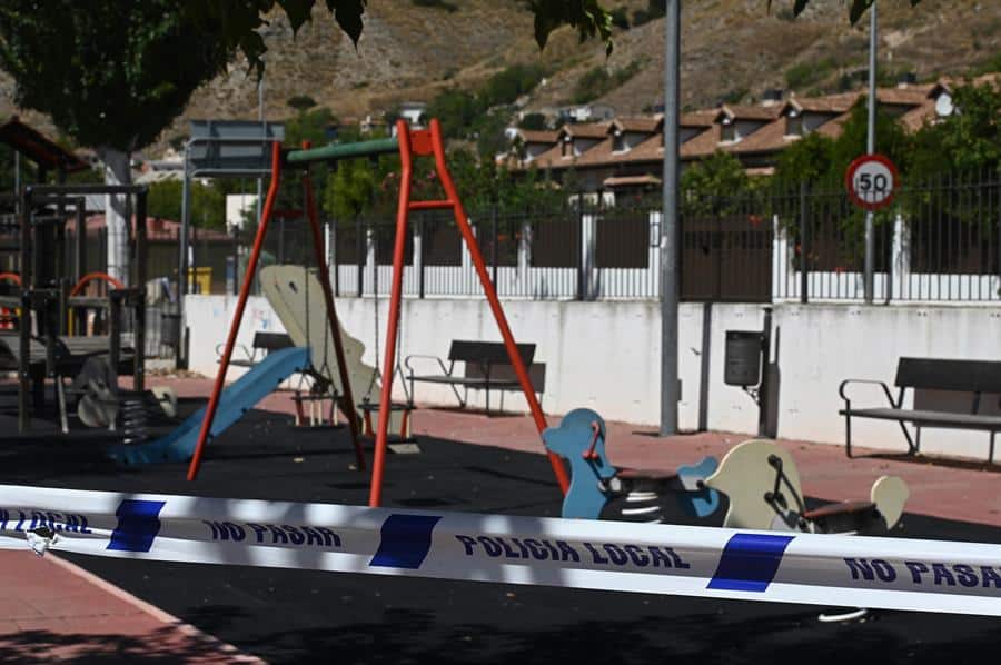 Parque infantil clausurado en la localidad madrileña de Tielmes.