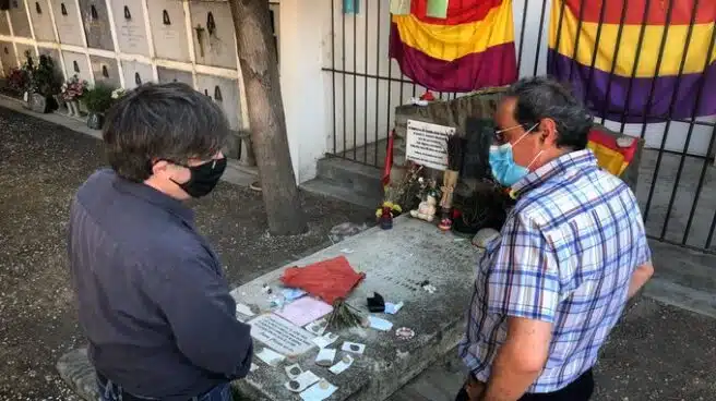 Puigdemont y Torra visitan la tumba de Antonio Machado en Collioure (Francia)