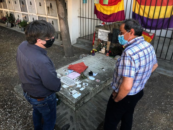 Puigdemont y Torra visitan la tumba de Antonio Machado en Collioure (Francia)