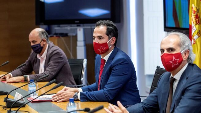El vicepresidente del Gobierno de Madrid, Ignacio Aguado, junto al consejero y viceconsejero de Sanidad en la reunión con el Gobierno.