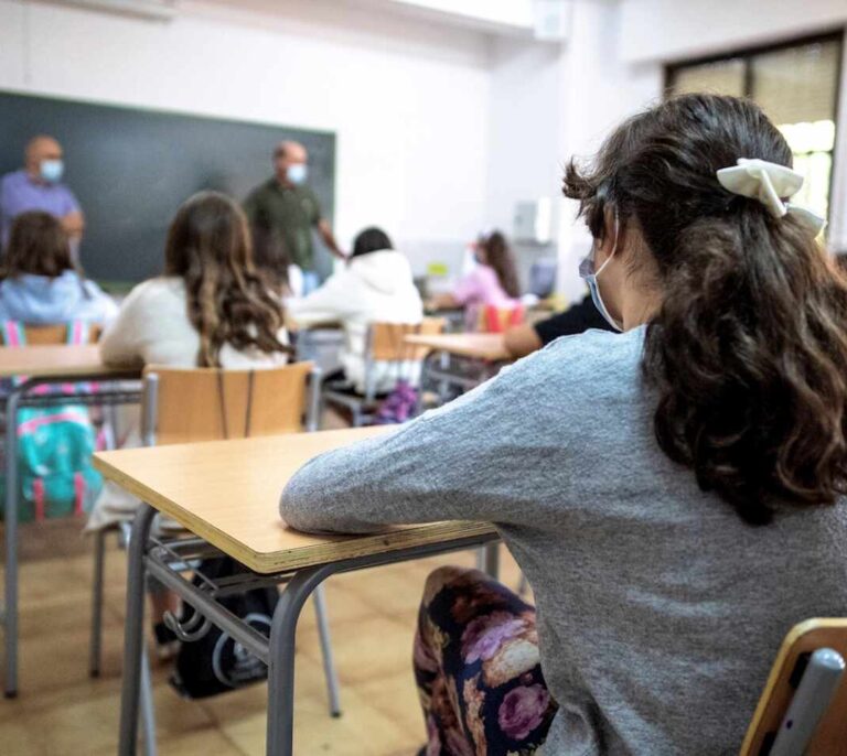 Los centros educativos de Madrid, sin noticias de las cámaras y ordenadores anunciados por Ayuso