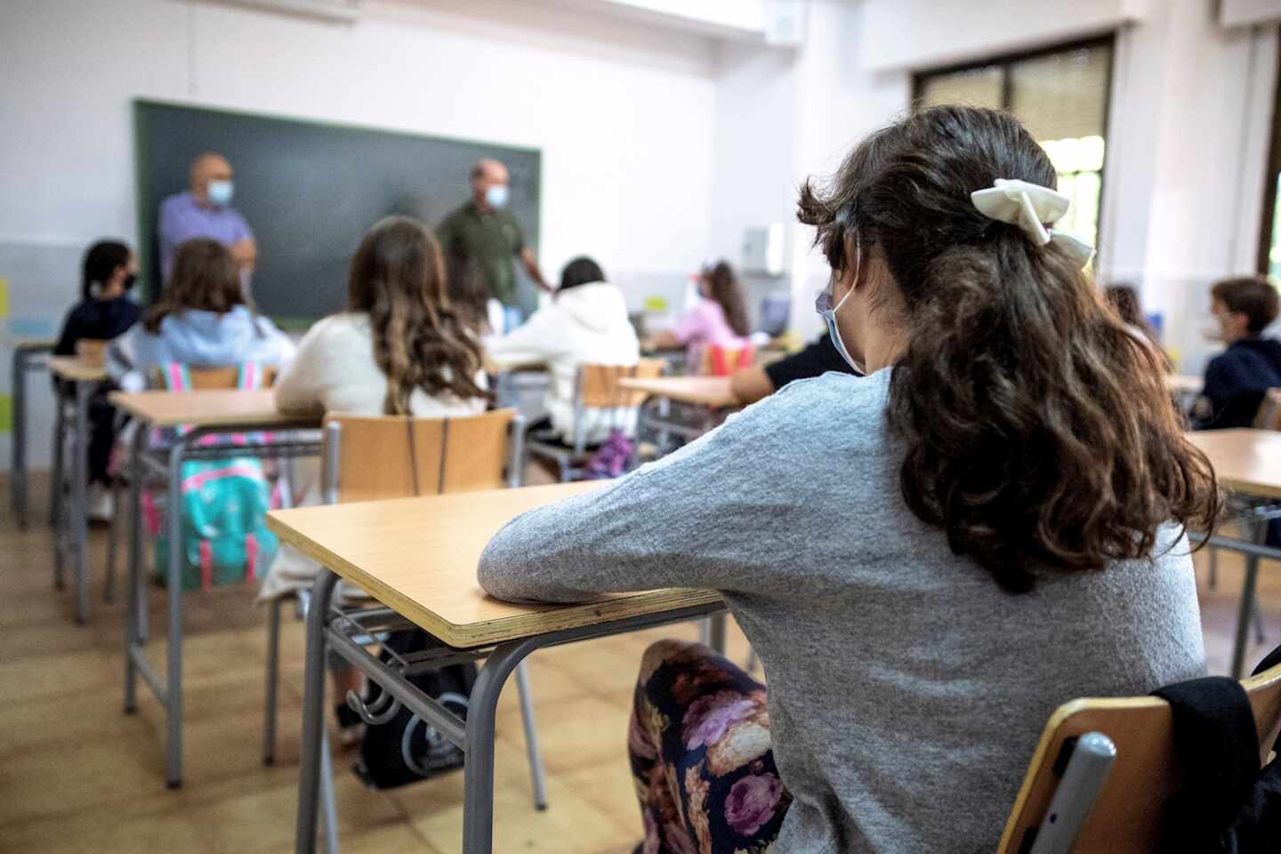 Los centros educativos de Madrid, sin noticias de las cámaras y ordenadores anunciados por Ayuso