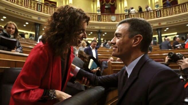 La ministra de Hacienda, María Jesús Montero, junto al presidente del Gobierno, Pedro Sánchez, en una fotografia de archivo.