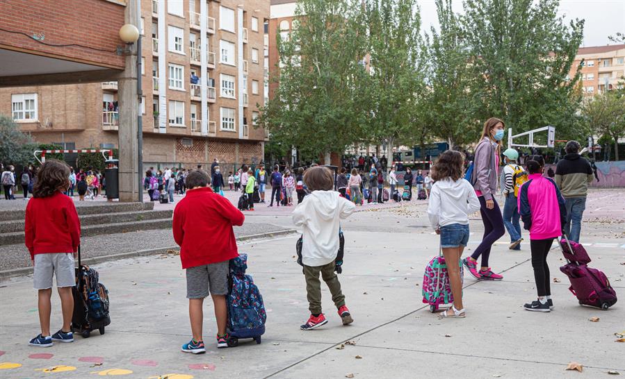 Una jueza interviene en la disputa de unos padres por escolarizar al hijo pese al Covid