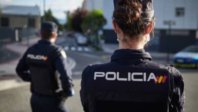 Detenidos dos hombres tras golpear a un hombre con un palo para robarle la cartera