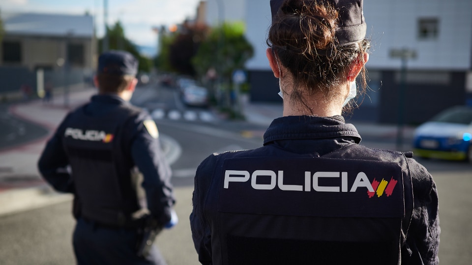 Detenidos dos hombres tras golpear a un hombre con un palo para robarle la cartera