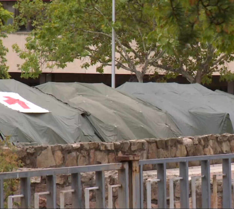 El hospital Gómez Ulla instala unas tiendas provisionales en previsión del crecimiento de la pandemia