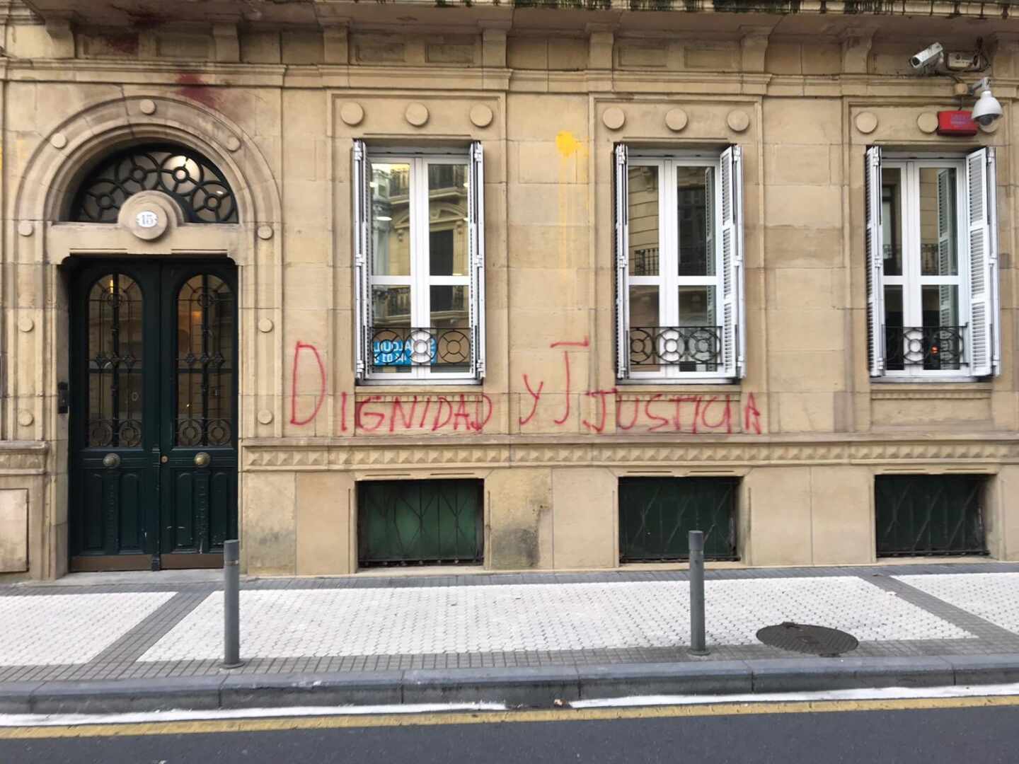 El PSE achaca a sectores de extrema derecha el ataque a su sede en San Sebastián