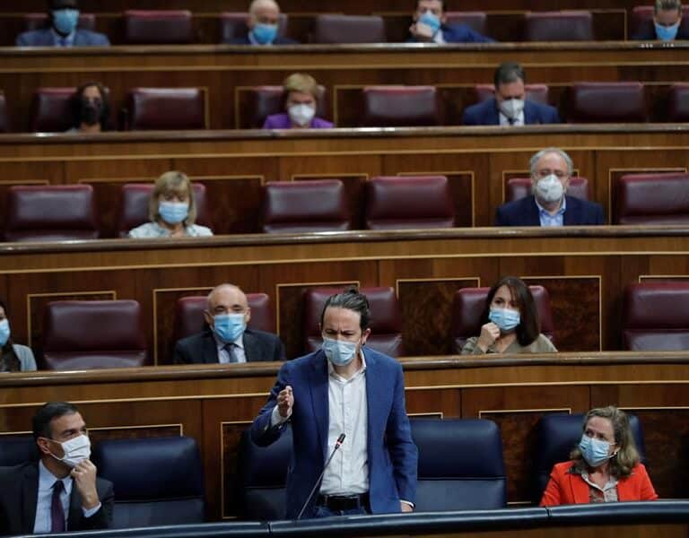 Iglesias acusa al PP de poner la Corona por encima del Parlamento