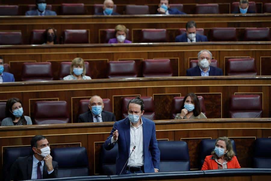 Iglesias acusa al PP de poner la Corona por encima del Parlamento