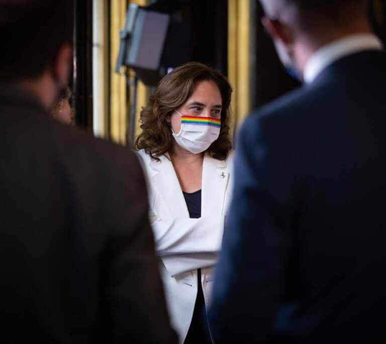 Almeida, Colau y otros 30 alcaldes rechazan el plan del Gobierno para gastar los ahorros de los ayuntamientos