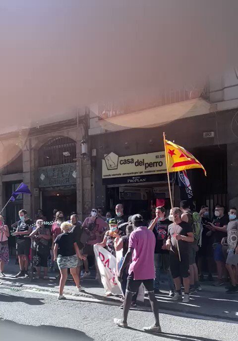 Un grupo de radicales ataca a dos diputados de Vox en el Raval con piedras y huevos