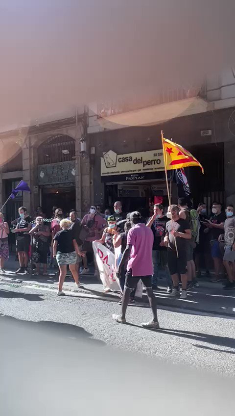 Un grupo de radicales ataca a dos diputados de Vox en el Raval con piedras y huevos