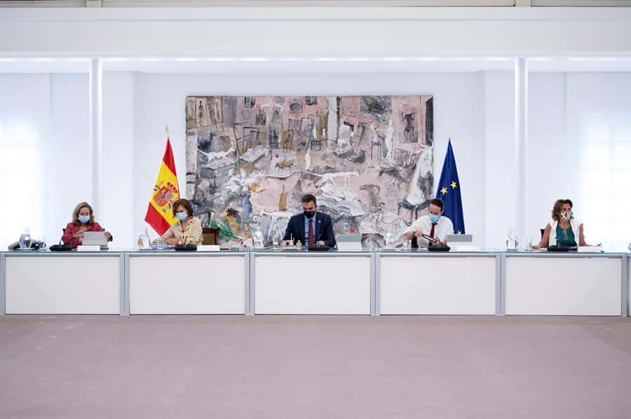 El Consejo de Ministros da luz verde al estado de alarma en Madrid sin escuchar la propuesta de Ayuso