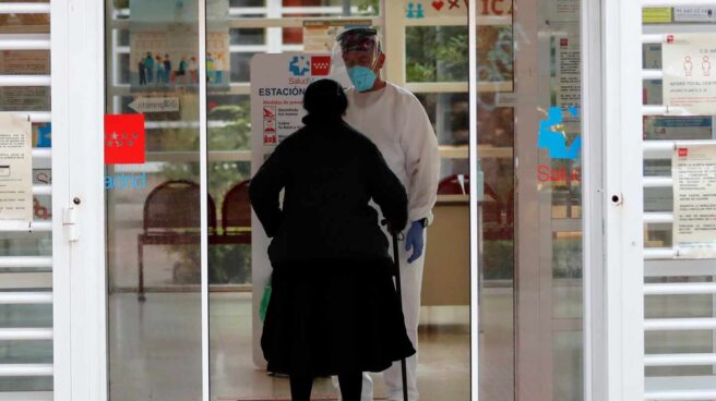 Una vecina es atendida en el Centro de Salud Artilleros de Madrid.