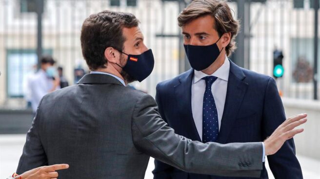 El líder del PP, Pablo Casado, conversa con el vicesecretario de Comunicación, Pablo Montesinos.