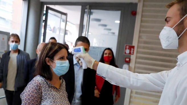 Adriana Lastra llega al acto del PSOE en Alcalá de Henares.
