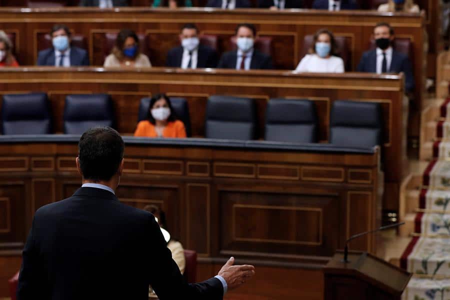 Sánchez utiliza la sesión de control para hacer oposición a Casado por la corrupción del PP