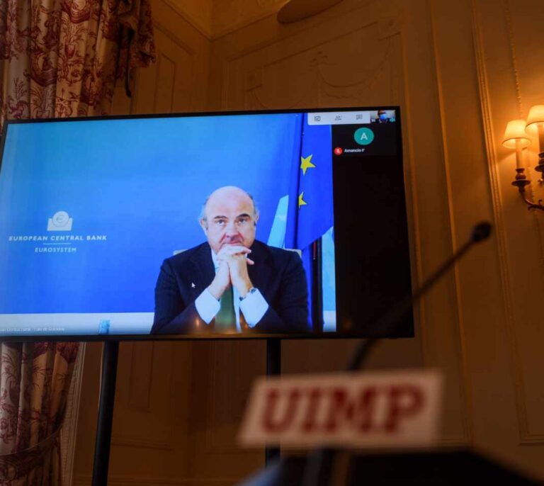 Guindos considera "urgente" que haya fusiones bancarias en España