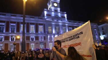 Protestas en la Puerta del Sol por las medidas "clasistas" de Díaz Ayuso
