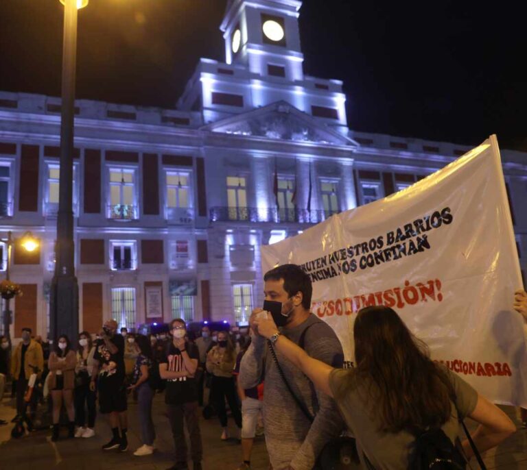 Protestas en la Puerta del Sol por las medidas "clasistas" de Díaz Ayuso