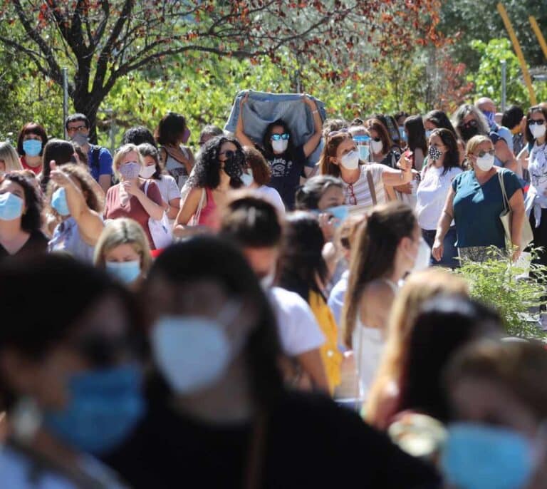 Madrid suspende los test a los profesores tras largas colas y aglomeraciones