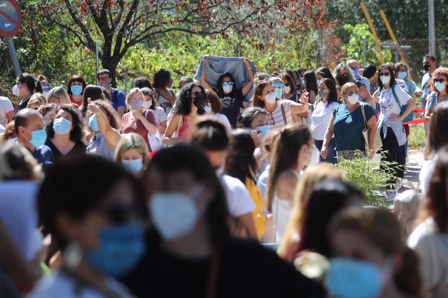 Madrid suspende los test a los profesores tras largas colas y aglomeraciones