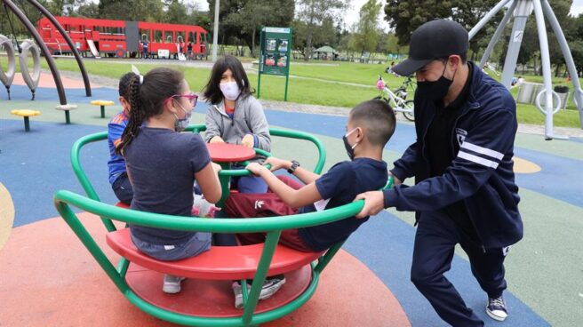 Niños jugando con mascarilla