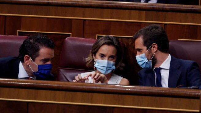 Pablo Casado conversa con su portavoz, Cuca Gamarra, y el secretario general del PP, Teodoro García Egea.