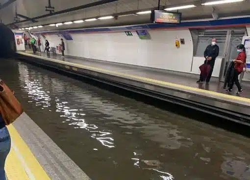 Caos en el Metro de Madrid por el diluvio: inundaciones en estaciones y andenes