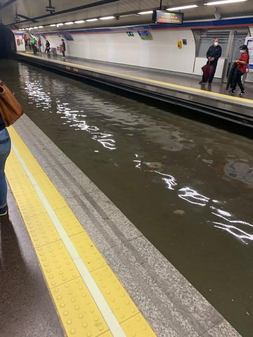 Caos en el Metro de Madrid por el diluvio: inundaciones en estaciones y andenes