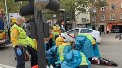 En estado crítico un hombre  tras impactar con su moto contra un semáforo en Madrid