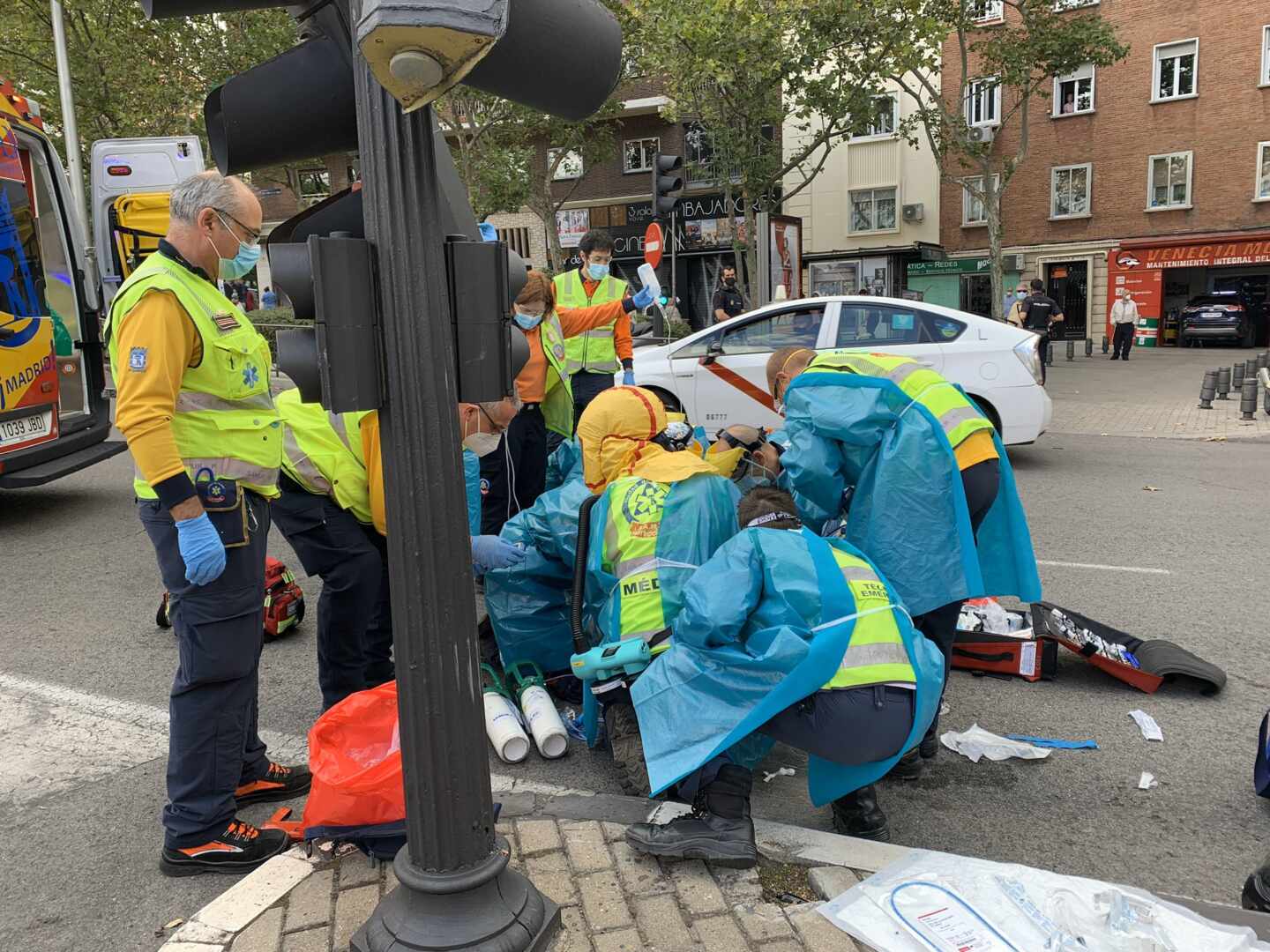 En estado crítico un hombre  tras impactar con su moto contra un semáforo en Madrid