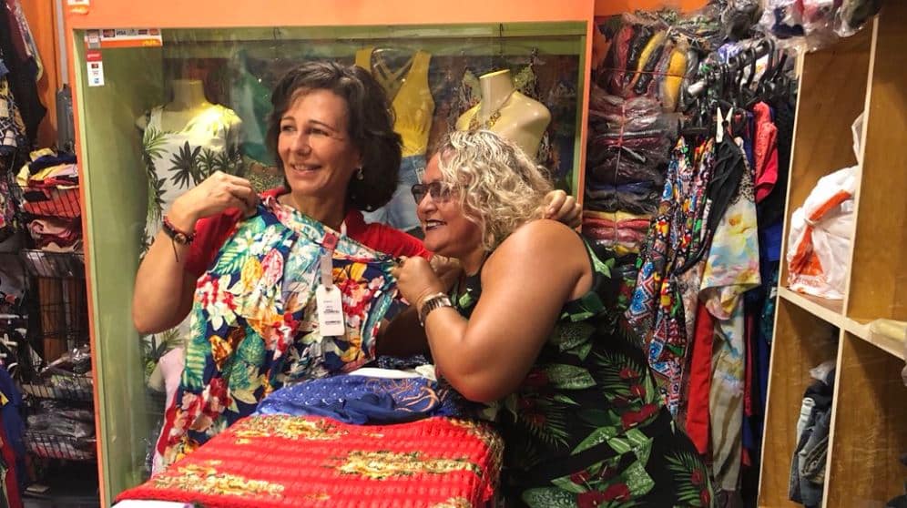 Ana Botin con Lenice de Sousa, una vendedora ambulante que con un microcrédito del Santander consiguió abrir su propia tienda.