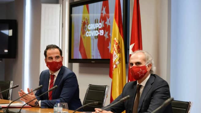 Ignacio Aguado y Enrique Ruiz Escudero, en la reunión entre Sanidad y la Comunidad de Madrid.