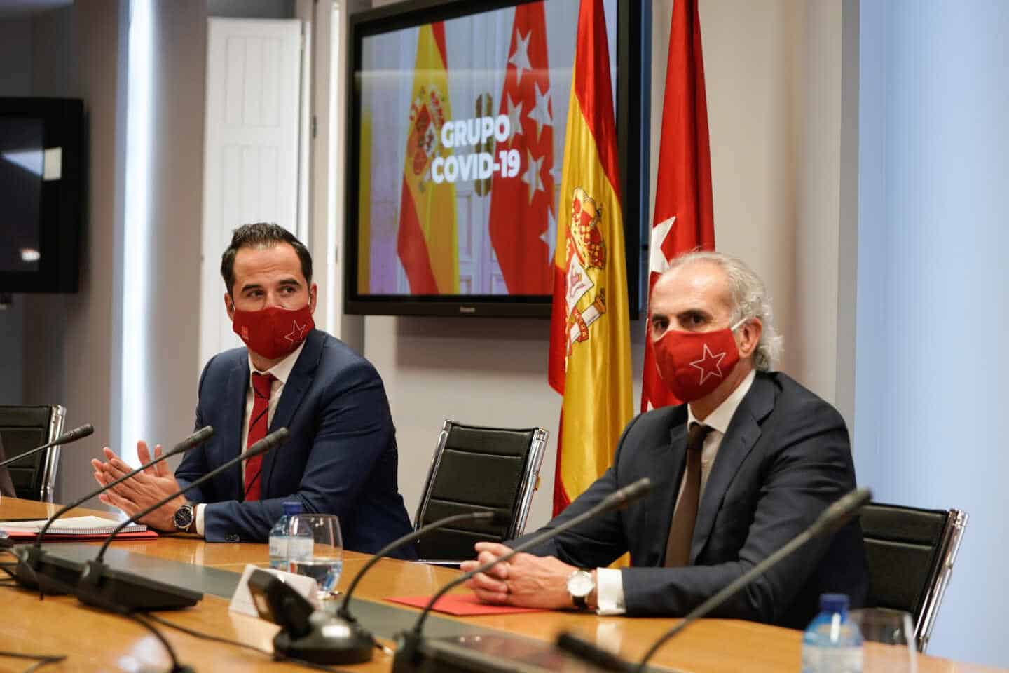 Ignacio Aguado y Enrique Ruiz Escudero, en la reunión entre Sanidad y la Comunidad de Madrid.