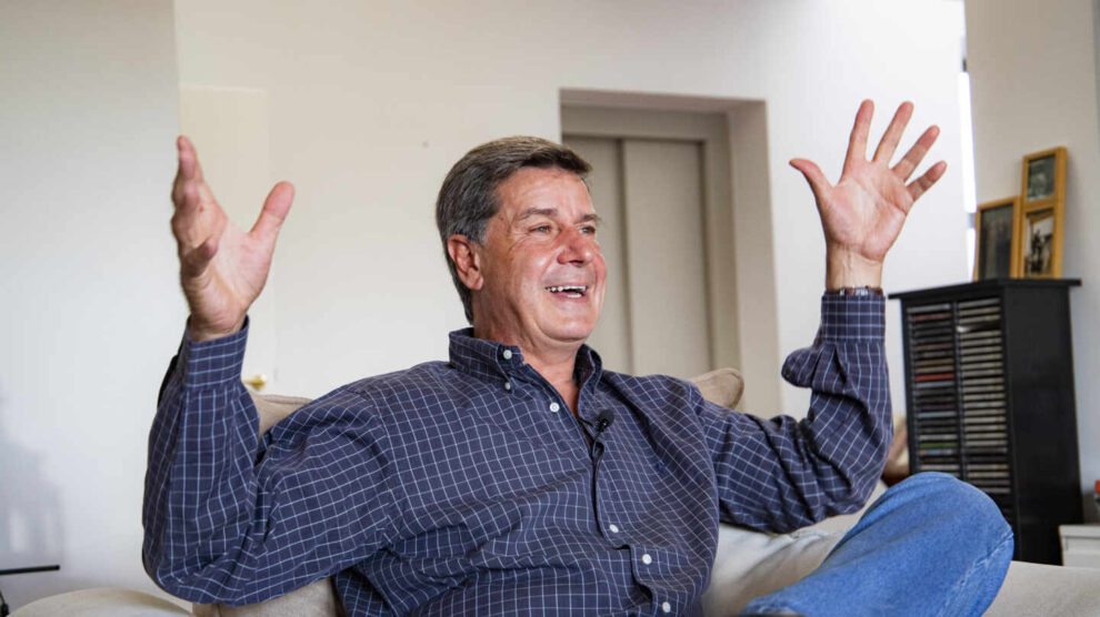 Cayetano Martínez de Irujo, durante su entrevista con El Independiente en el salón de su casa