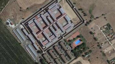 Un preso de 30 años se corta las orejas para comérselas en la cárcel de Badajoz
