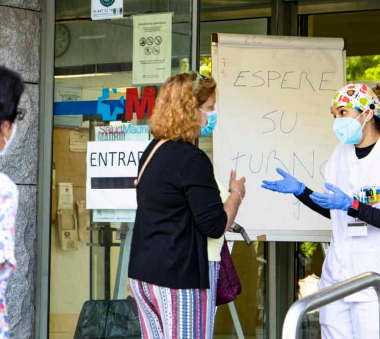 La angustia de los médicos de primaria en Madrid: "Esta ola es un tsunami"