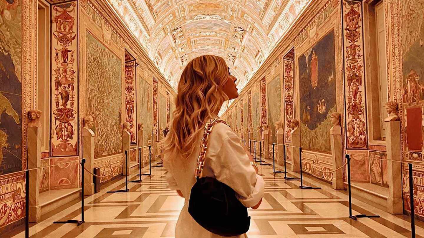 Chiara Ferragni en su visita privada a los museos vaticanos en Roma