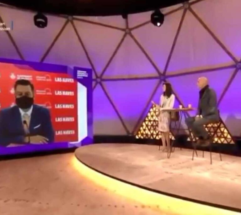 Un concejal de Valencia utiliza la mascarilla para simular que habla inglés mientras le doblan