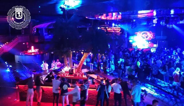 Desalojada La Riviera (Madrid) durante un concierto por estar el público bailando junto y la mayoría sin mascarilla