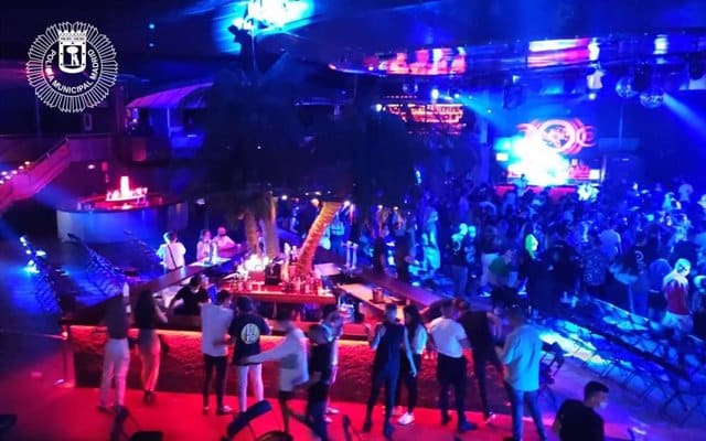 Desalojan La Riviera (Madrid) durante un concierto por estar el público bailando junto y la mayoría sin mascarilla