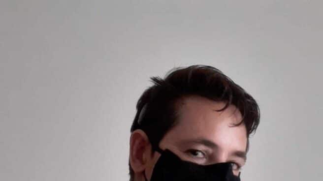 Marcos Lechet con una mascarilla transparente.