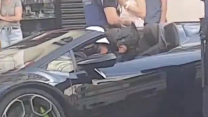 Denuncian en Madrid a un youtuber disfrazado de Batman que circulaba en un coche de lujo sin la documentación en regla