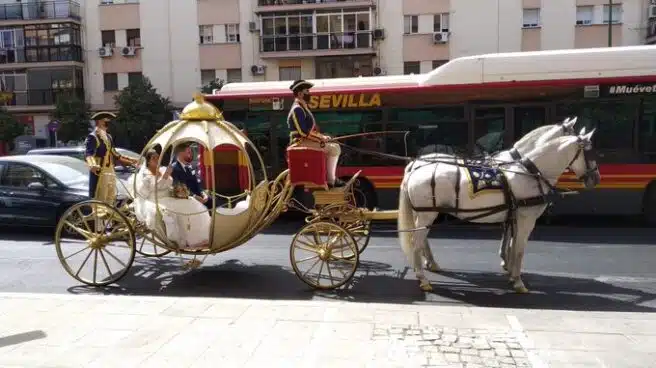Una calesa al más puro estilo de la 'Cenicienta' recorre las calles de Sevilla