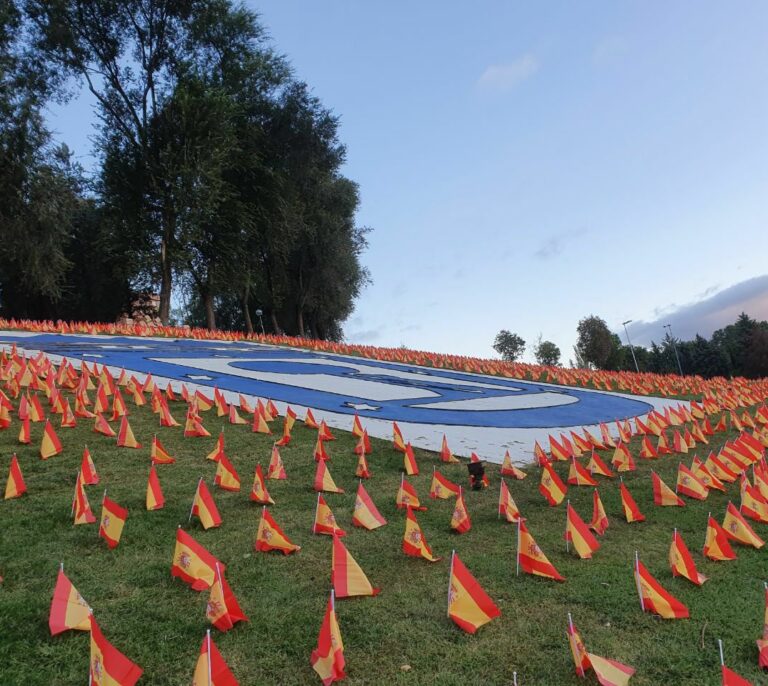 Colocan 53.000 banderas en la M-30 en homenaje a las víctimas del Covid-19