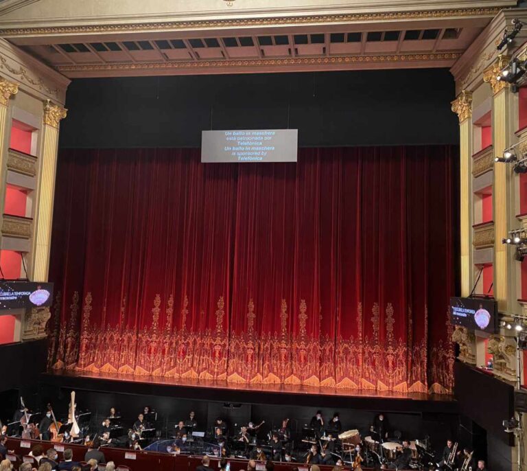 Suspenden la función del Teatro Real por las protestas del público: "Estaba lleno como antes del Covid-19"