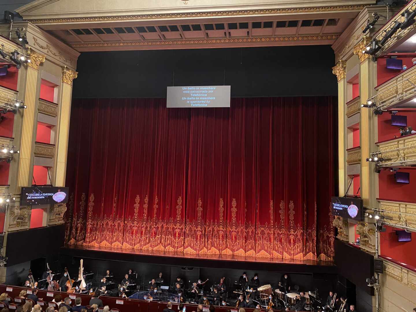 Suspenden la función del Teatro Real por las protestas del público: "Estaba lleno como antes del Covid-19"