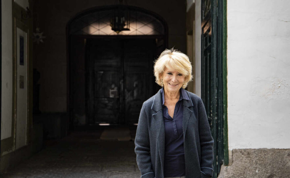 Esperanza Aguirre posa en el patio de su casa de Madrid durante la entrevista con El Independiente